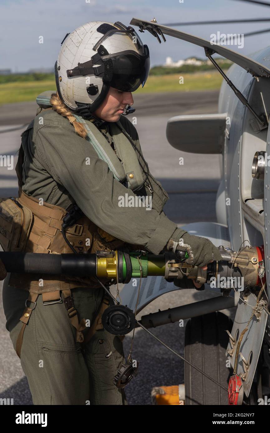 Un Marine américaine avec le Marine Light Attack Helicopter Squadron (HMLA) 469 ravitaillent en carburant un MV-22B Osprey lors d'un ravitaillement par air au sol (ADGR) à la station aérienne de Marine corps Futenma, Okinawa, Japon, le 25 octobre 2022. Le VMGR-152 a conduit l'ADGR pour s'entraîner vers le ravitaillement rapide dans des environnements austères pour des avions qui ne peuvent pas être ravitaillés en vol, leur permettant de rester dans le combat. Banque D'Images