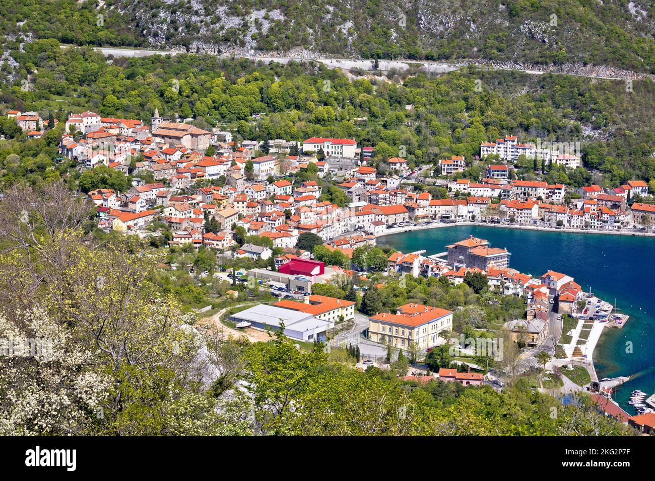 Ville de Bakar dans la baie de Kvarner vue d'en haut, côte Adriatique de la Croatie Banque D'Images