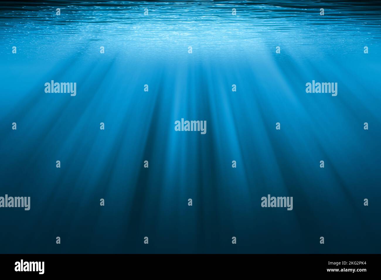 Arrière-plan sous-marin avec espace de copie. Eau bleue avec des rayons de soleil. Banque D'Images