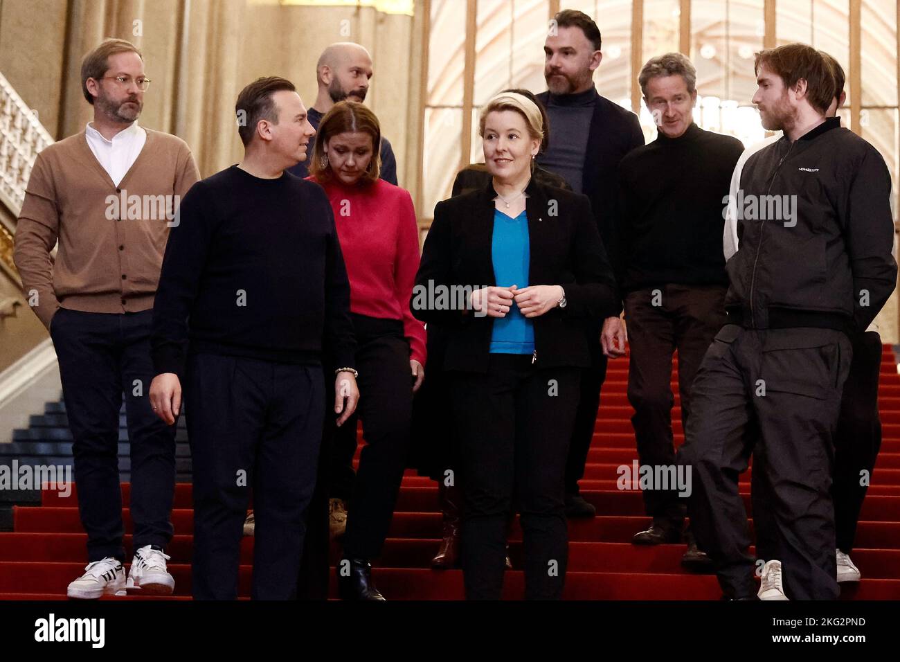 Berlin, Allemagne. 21st novembre 2022. Franziska Giffey (SPD, M), maire de Berlin, et Tim Raue (r), chef de la ville, se réunissent avec les hommes et les femmes berlinois qui ont remporté les 50 meilleurs restaurants du monde par Restaurant Magazine après une réunion sur les marches des Rotes Rathaus. Credit: Carsten Koall/dpa/Alay Live News Banque D'Images