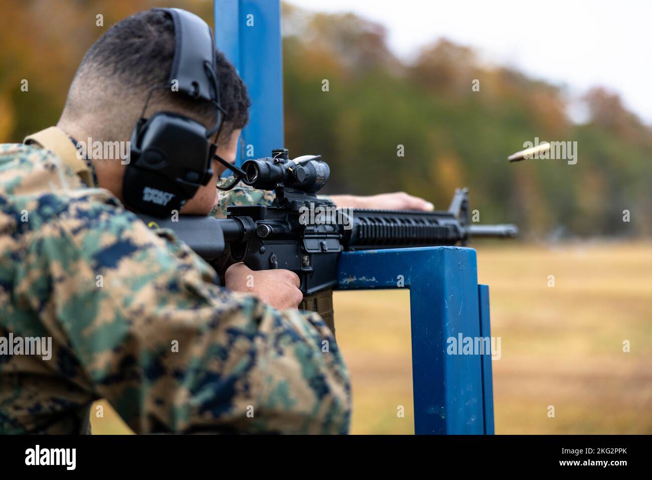 Le Sgt Aaron Stroud du corps des Marines des États-Unis, instructeur de tir, Bataillon d'entraînement d'armes, tire à distance pendant les cours de compétition de marksmanship du corps des Marines sur la base du corps des Marines Quantico, Virginie 26 octobre 2022. La compétition de stratégie de marché du Marine corps renforce la létalité d’une Marine sur le champ de bataille par le biais d’une formation avancée et d’une compétition en soutien des directives du Commandant pour développer des guerriers avec une ténacité physique et mentale, une ténacité, une initiative et une agressivité pour innover, s’adapter et gagner dans un environnement d’exploitation en évolution rapide. Stroud est originaire de Culpep Banque D'Images