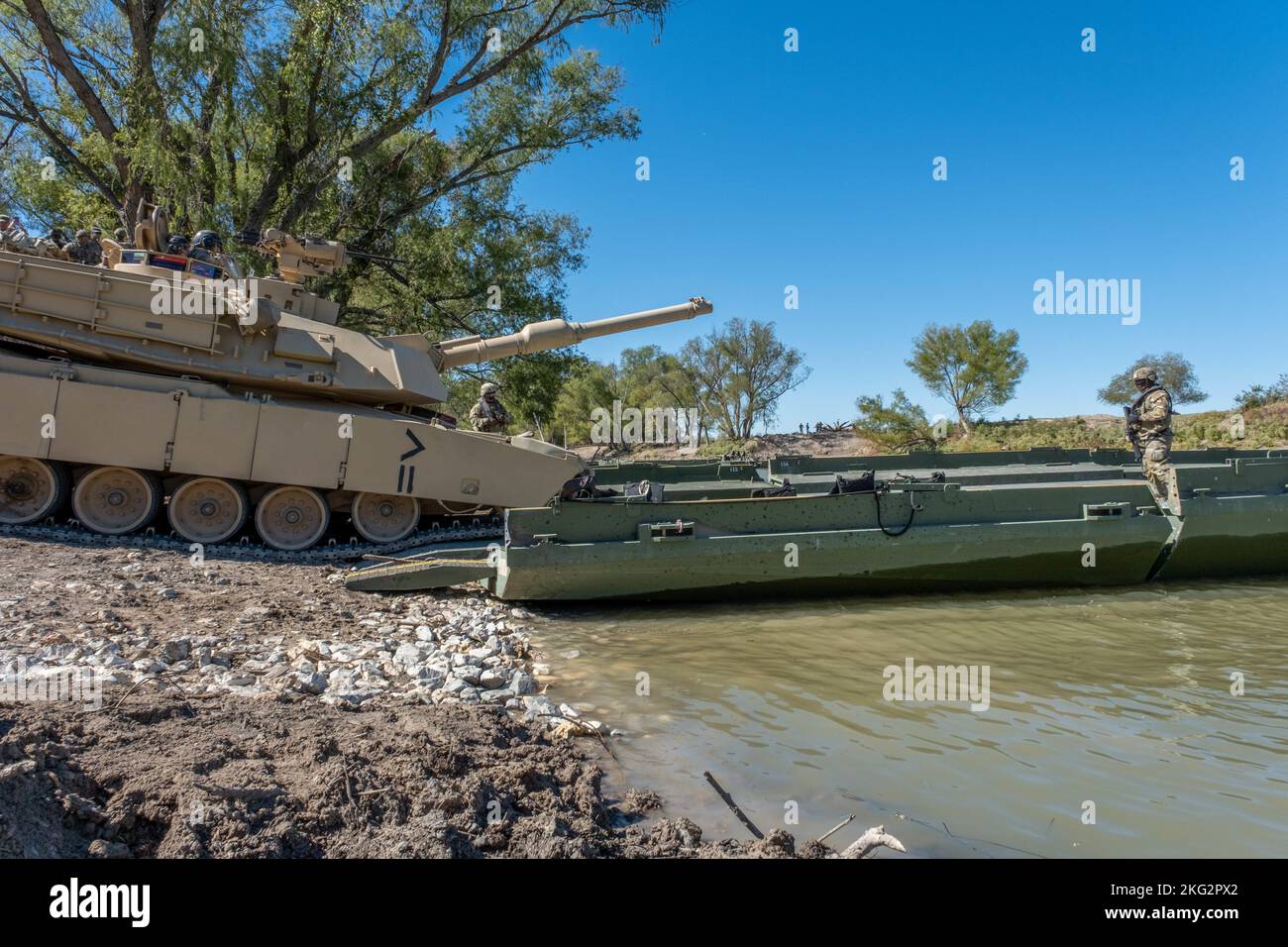 Un char de combat principal M1A2 Abrams traverse un pont de ruban amélioré lors d'un passage à niveau dans le cadre de Remagen Ready, à fort Hood, Texas, le 26 octobre 2022. L'événement a représenté les premières étapes de la formation d'un centre de formation à Gap Crossing en poste. Banque D'Images