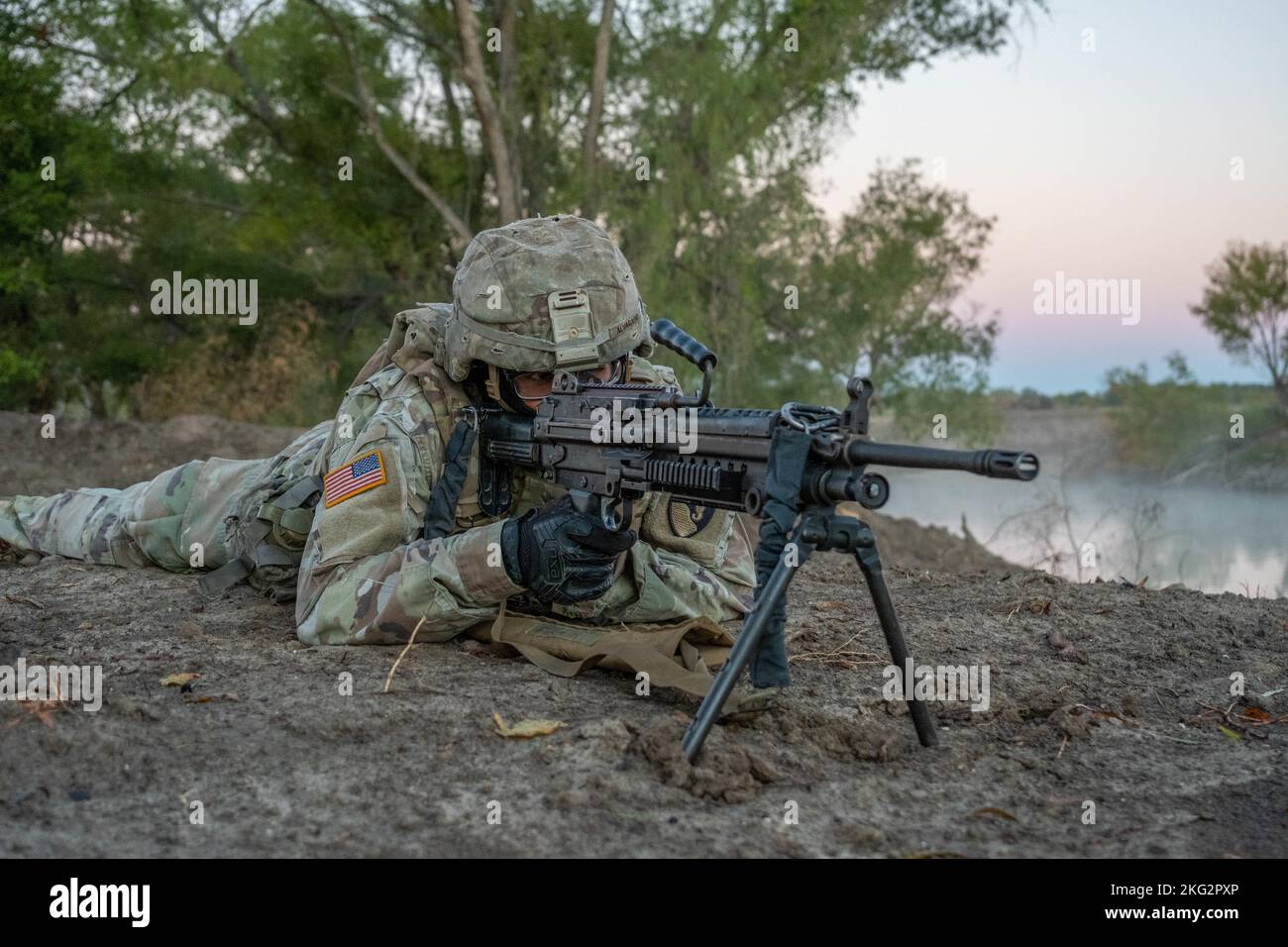 SPC de l'armée américaine. John Alvarado, un membre d'équipage de construction de pont affecté à la Multi-Role Bridge Company 74th, tire des éléments de sécurité lors d'un passage à niveau dans le cadre de Remagen Ready, à fort Hood, Texas, le 26 octobre 2022. L'événement a représenté les premières étapes de la formation d'un centre de formation à Gap Crossing en poste. Banque D'Images