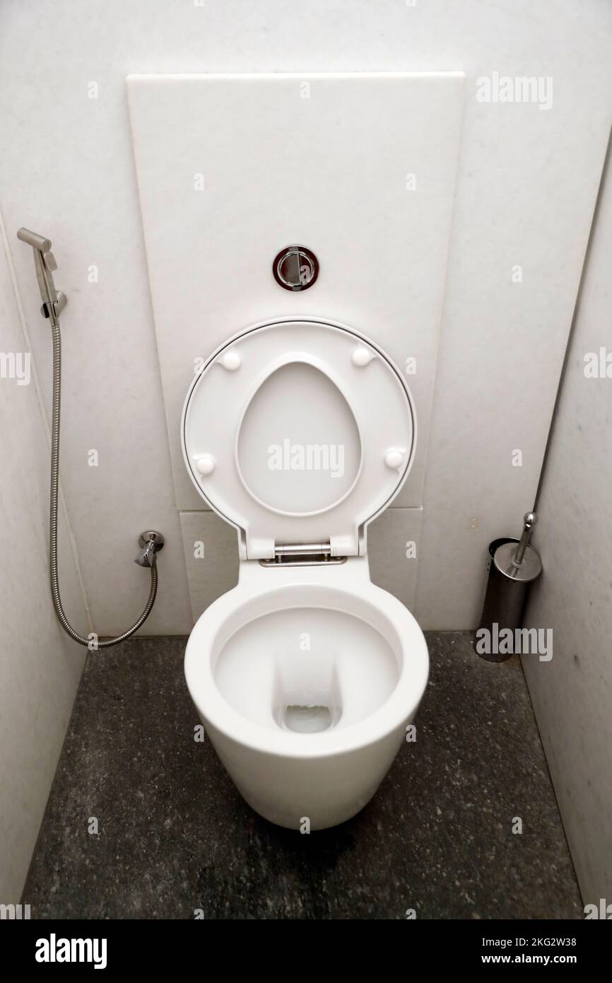 Cuvette de toilette avec couvercle et siège de toilette vers le haut. Abou Dhabi. Abou Dhabi. Émirats arabes Unis. Banque D'Images