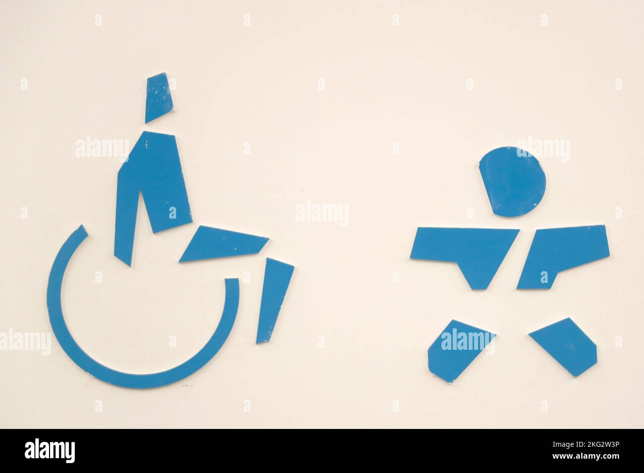 Signe, bébé et toilettes accessibles aux personnes handicapées. Abou Dhabi. Abou Dhabi. Émirats arabes Unis. Banque D'Images