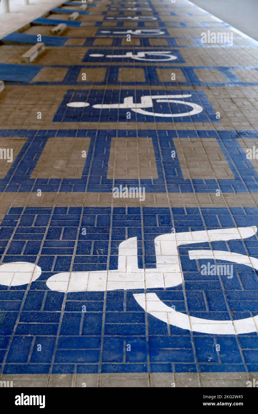 Parking handicapés sur la route. Abou Dhabi. Émirats arabes Unis. Banque D'Images