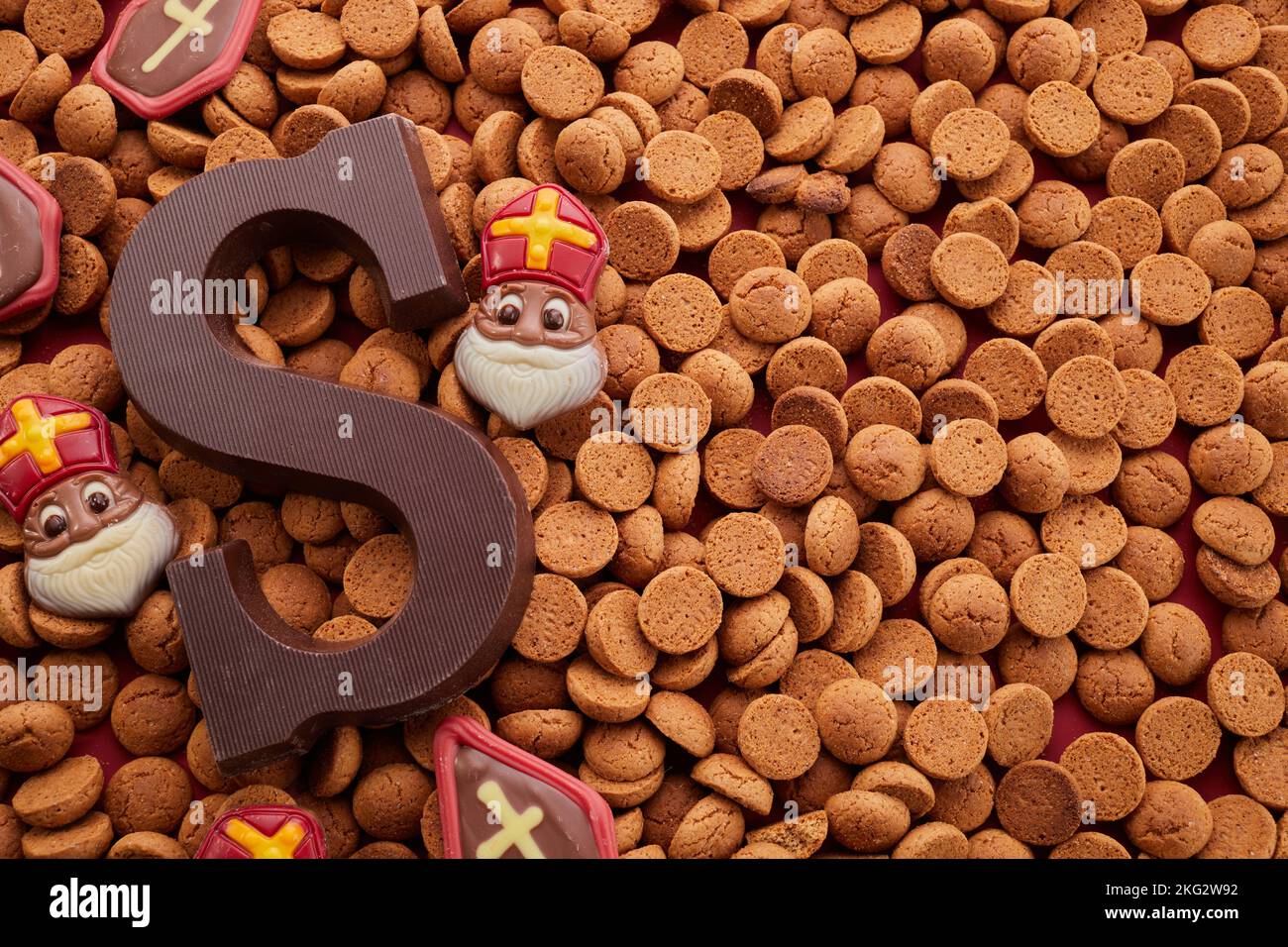 Vacances hollandaises fond de Sinterklaas avec des sucreries traditionnelles et lettre de chocolat. Banque D'Images