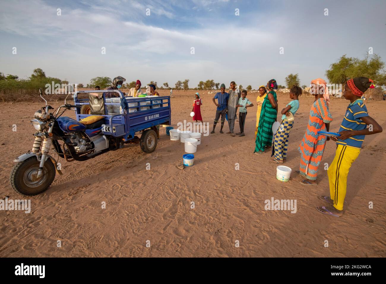 Collecte de lait par la coopérative la Laiterie du Berger dans le nord du Sénégal Banque D'Images