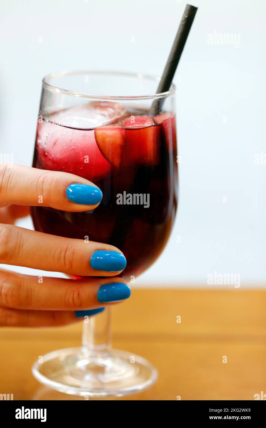 Femme buvant un verre de sangria, boisson typiquement espagnole. Espagne. Banque D'Images