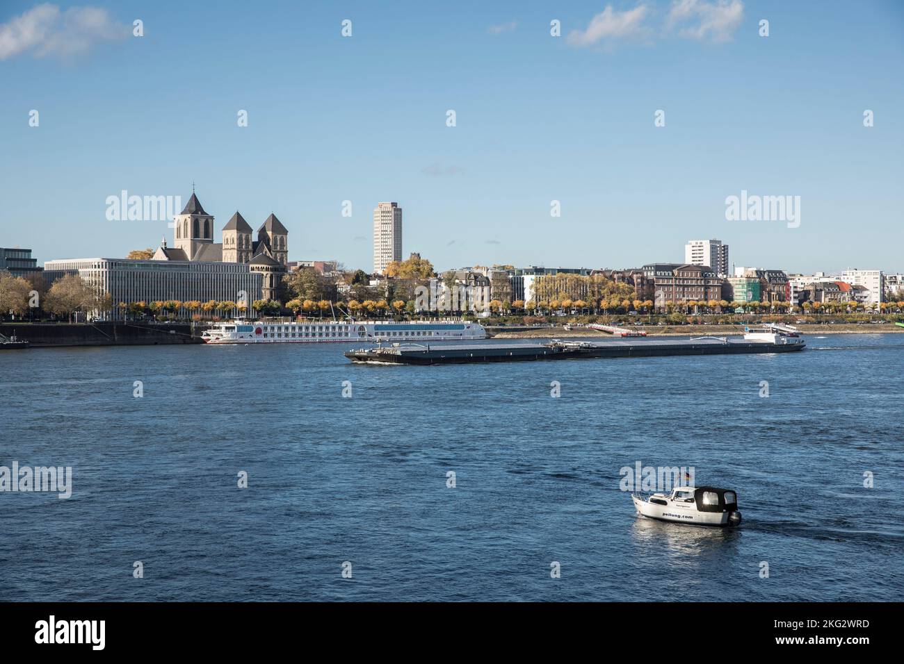 Vue sur le Rhin jusqu'à l'Institut der deutschen Wirtschaft Koeln ou l'Institut de recherche économique de Cologne, rue Konrad-Adenauer-Ufer Banque D'Images