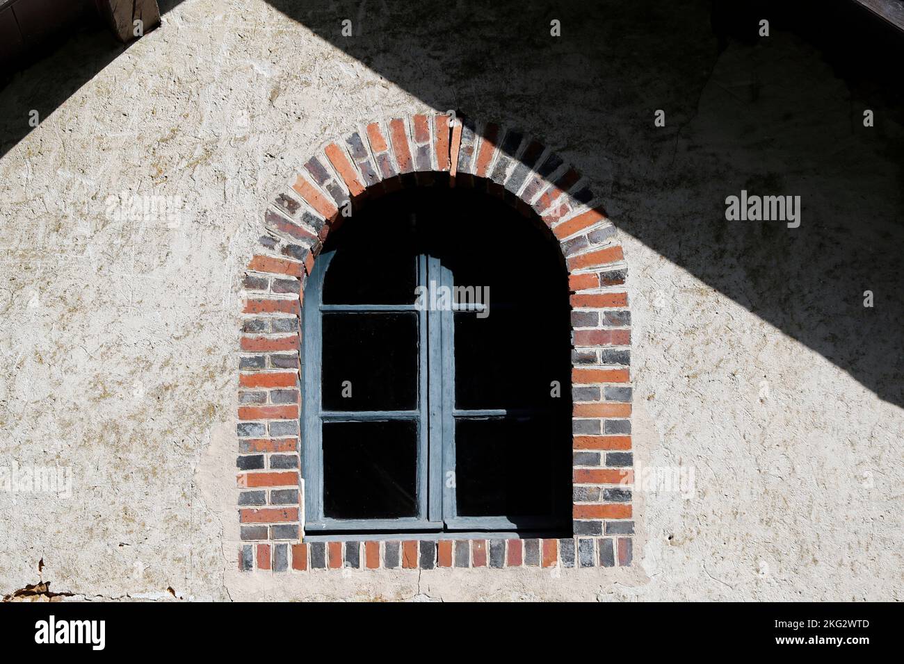 Fenêtre d'une maison de campagne en Bourgogne. Banque D'Images