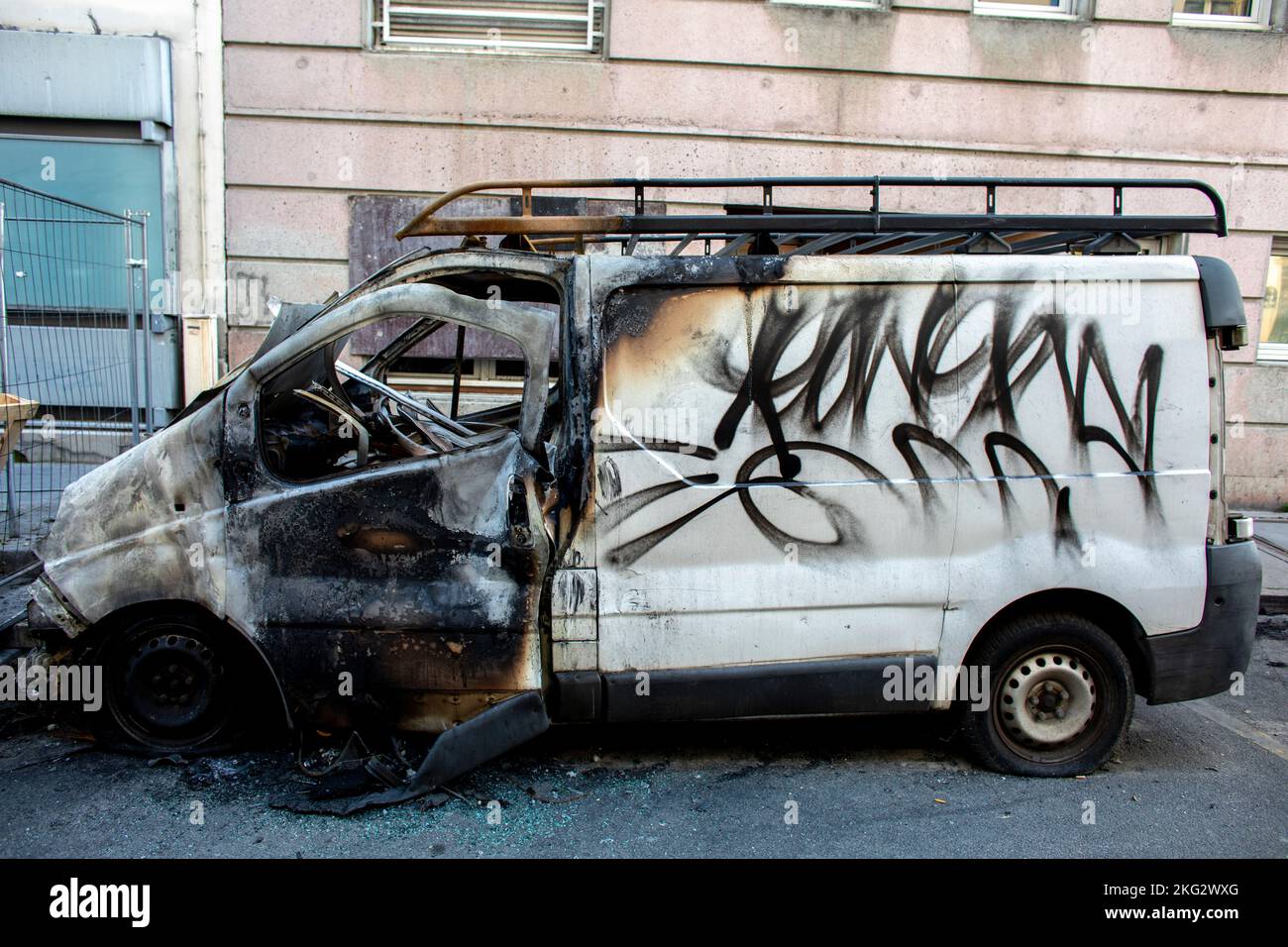 Minibus brûlé à Paris, France Banque D'Images