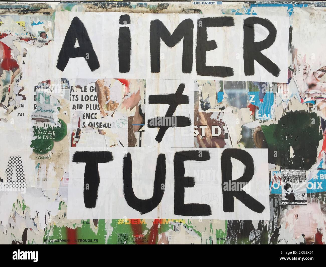 Street art protestant contre la violence contre les femmes à Paris, France Banque D'Images