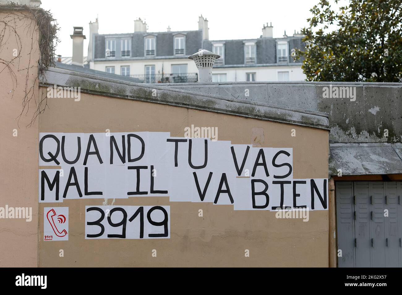 Message de protestation contre la violence faite aux femmes à Paris, France (« vos souffrances le rendent heureux ») Banque D'Images