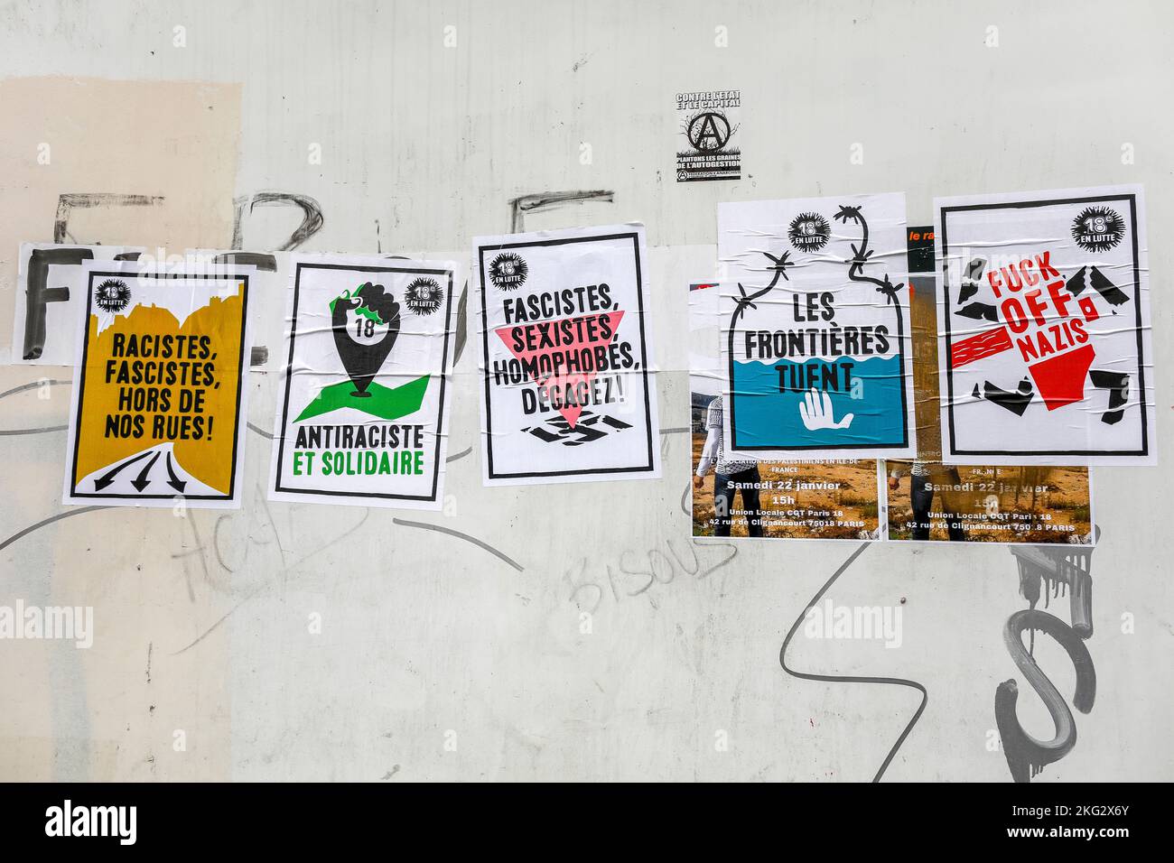 Affiches de gauche sur un mur de rue à Paris, France Banque D'Images