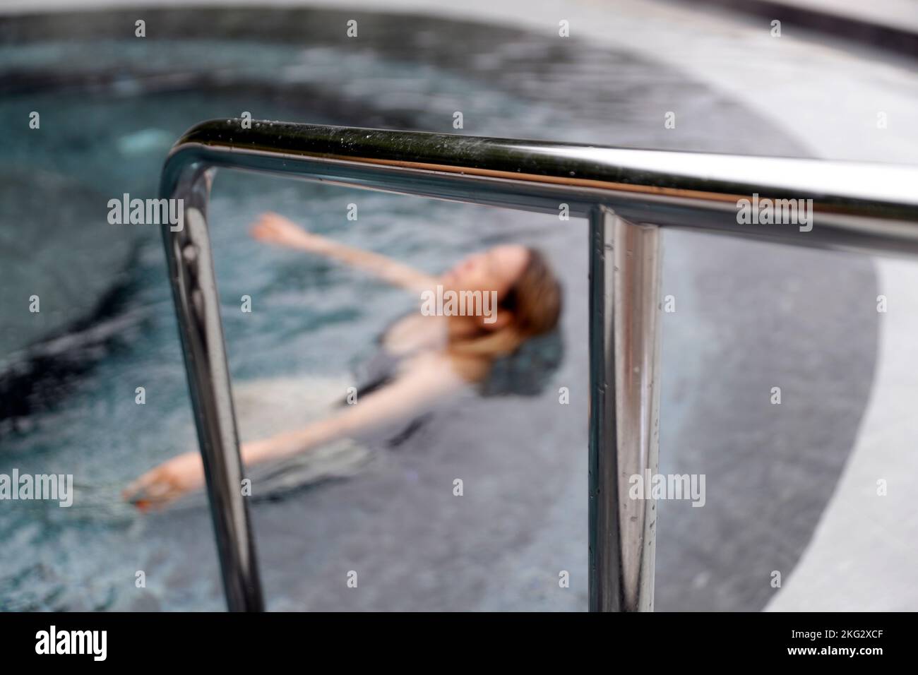 Spa thermal Saint-Gervais Mont-blanc. Balnéothérapie. Femme bénéficiant d'un spa et de soins de bien-être. France. Banque D'Images