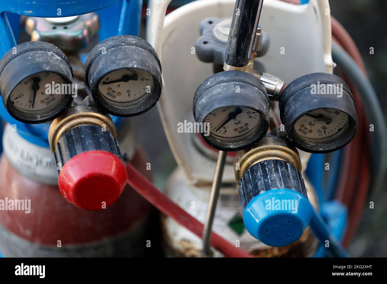 Bouteilles de gaz de soudage et chalumeau de découpe à l'oxyacétylène. Réservoir de gaz et brûleur, équipement de soudage. France. Banque D'Images