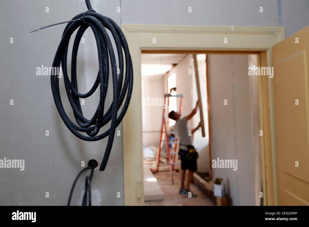 Intérieur d'une maison en cours de rénovation. Câbles électriques. Banque D'Images