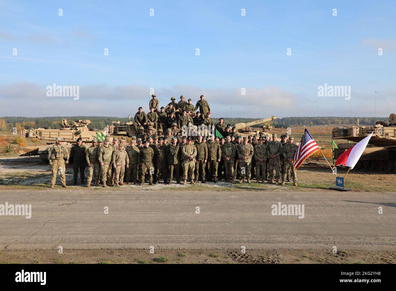 GRAYWOLF Troopers affecté à la Compagnie Bravo, 1st Bataillon, 12th Cavalry Regiment, 3rd Armored Brigade combat Team, 1st Cavalry Division montrent les soldats polonais de la Brigade Varsovie 1st le char de combat principal Abrams M1A2 SepV3. Cette manifestation faisait partie du Sommet du char d'Abrams et était la première fois que ces soldats polonais avaient l'occasion de voir le SepV3. Banque D'Images