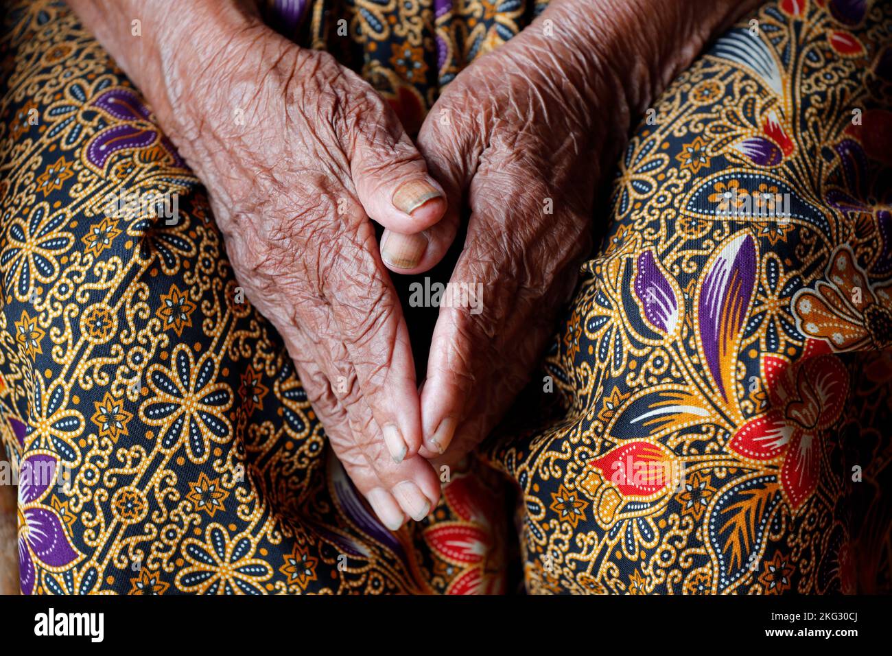 Gros plan des mains d'une femme âgée de 80 ans. Vieille femme cambodgienne à la maison. Gros plan sur les mains. Phnom Penh. Cambodge. Banque D'Images