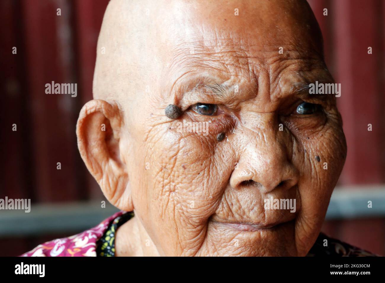 Portrait d'une femme âgée de 80 ans. Vieille femme cambodgienne à la maison. Phnom Penh. Cambodge. Banque D'Images