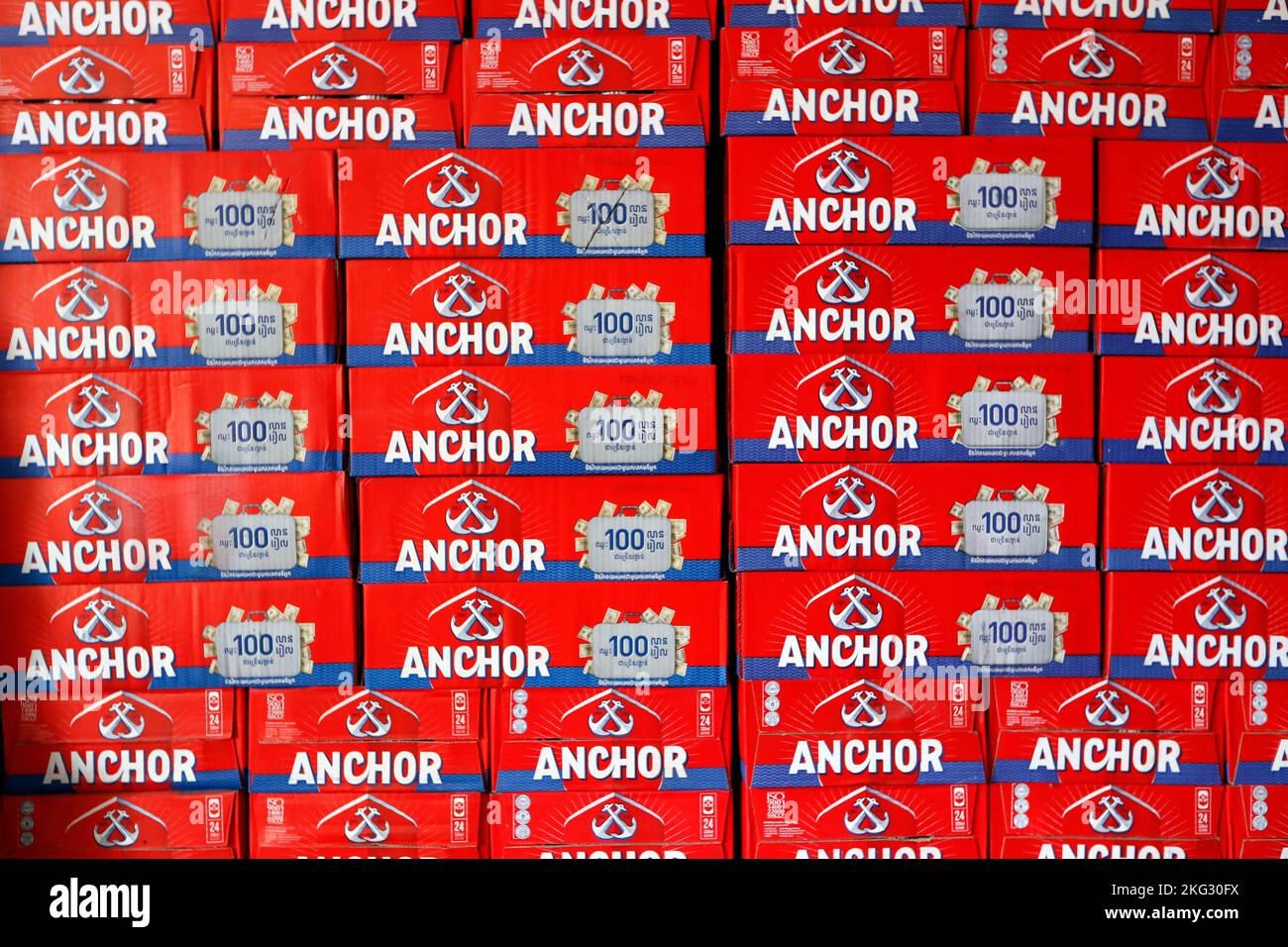 Anchor Beer 24 peut case à vendre chez un détaillant Phnom Penh. Phnom Penh. Cambodge. Banque D'Images