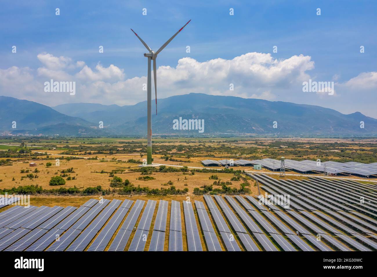 Vue aérienne du panneau solaire, photovoltaïque, source d'électricité alternative - concept de ressources durables par temps ensoleillé, Thuan bac, Ninh Thuan, vie Banque D'Images