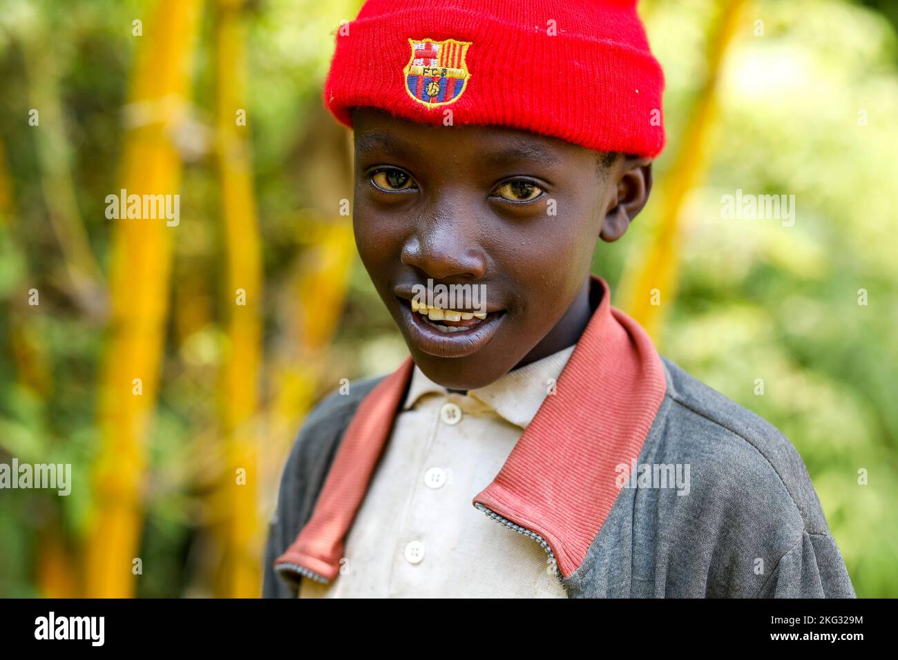 Garçon portant un chapeau de football rouge, district de Muhanga, Rwanda Banque D'Images
