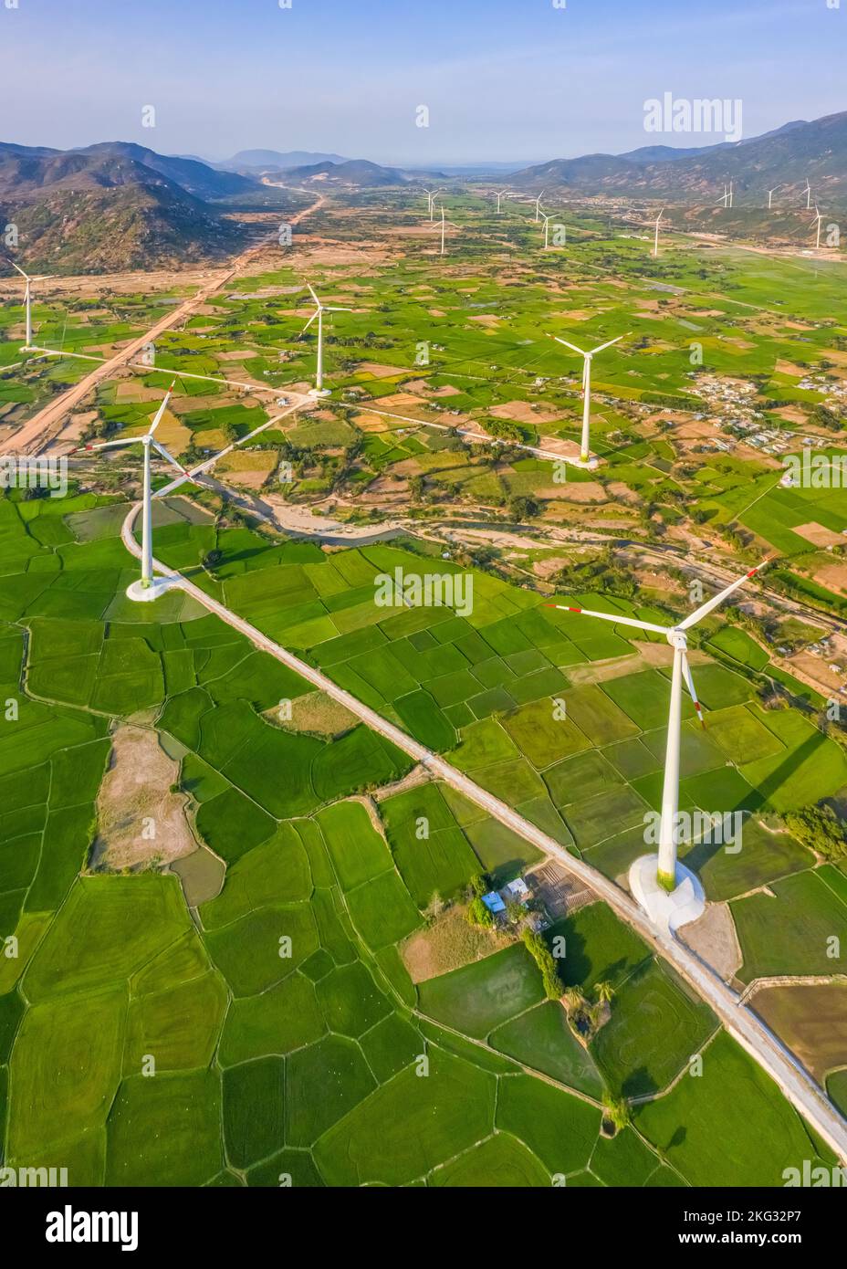 Paysage avec turbine énergie verte électricité, éolienne pour la production d'énergie électrique, éoliennes produisant de l'électricité sur le champ de riz à Phan Ra Banque D'Images