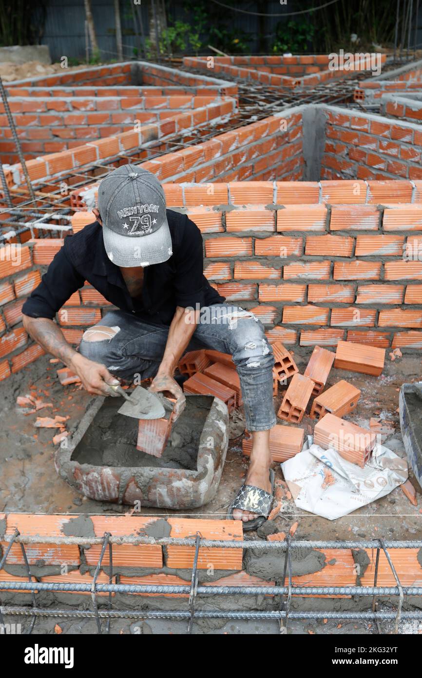 Travailleur sur le chantier. Briques artisanales en argile. Vietnam. Banque D'Images