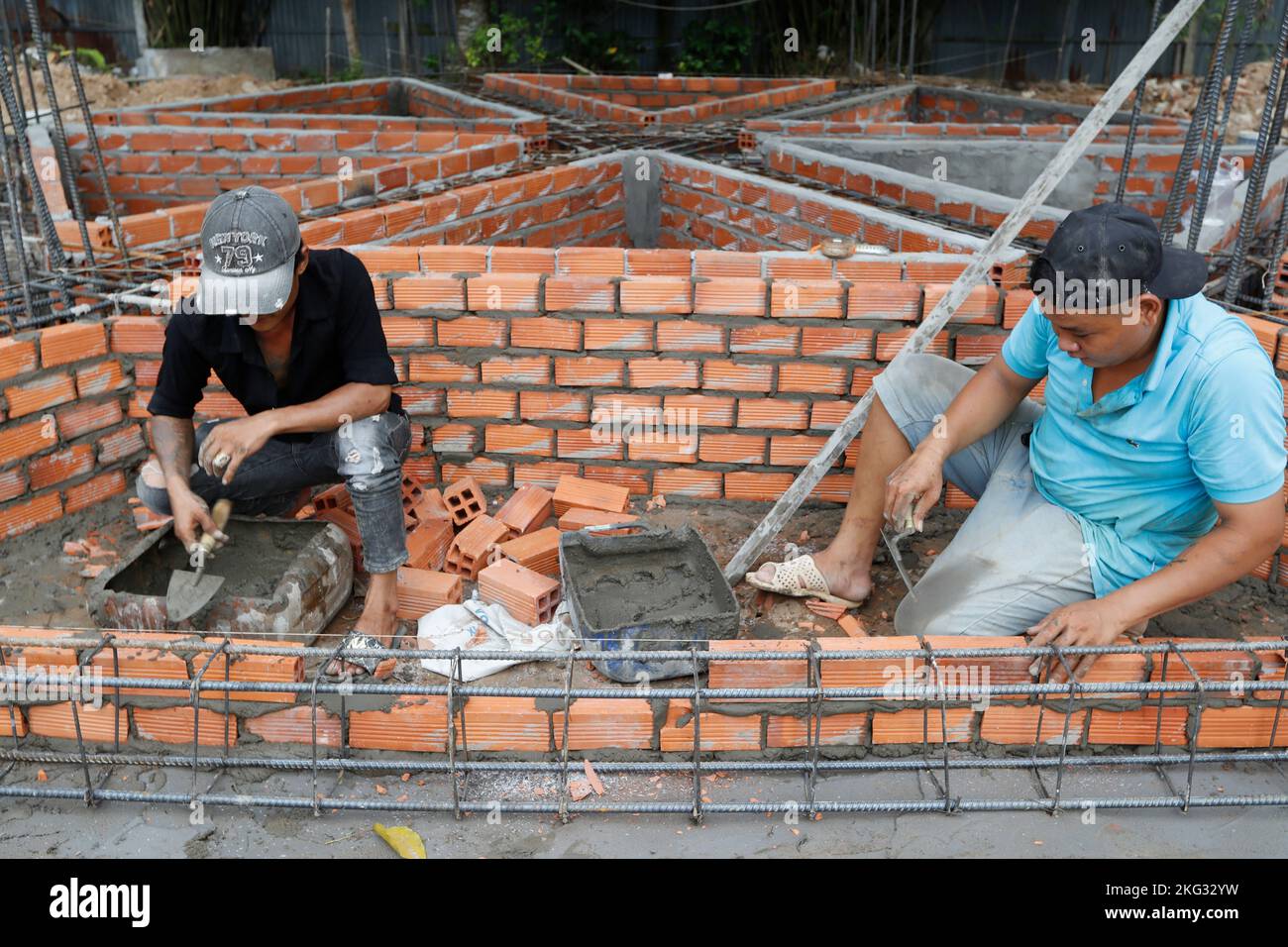 Travailleur sur le chantier. Briques artisanales en argile. Vietnam. Banque D'Images