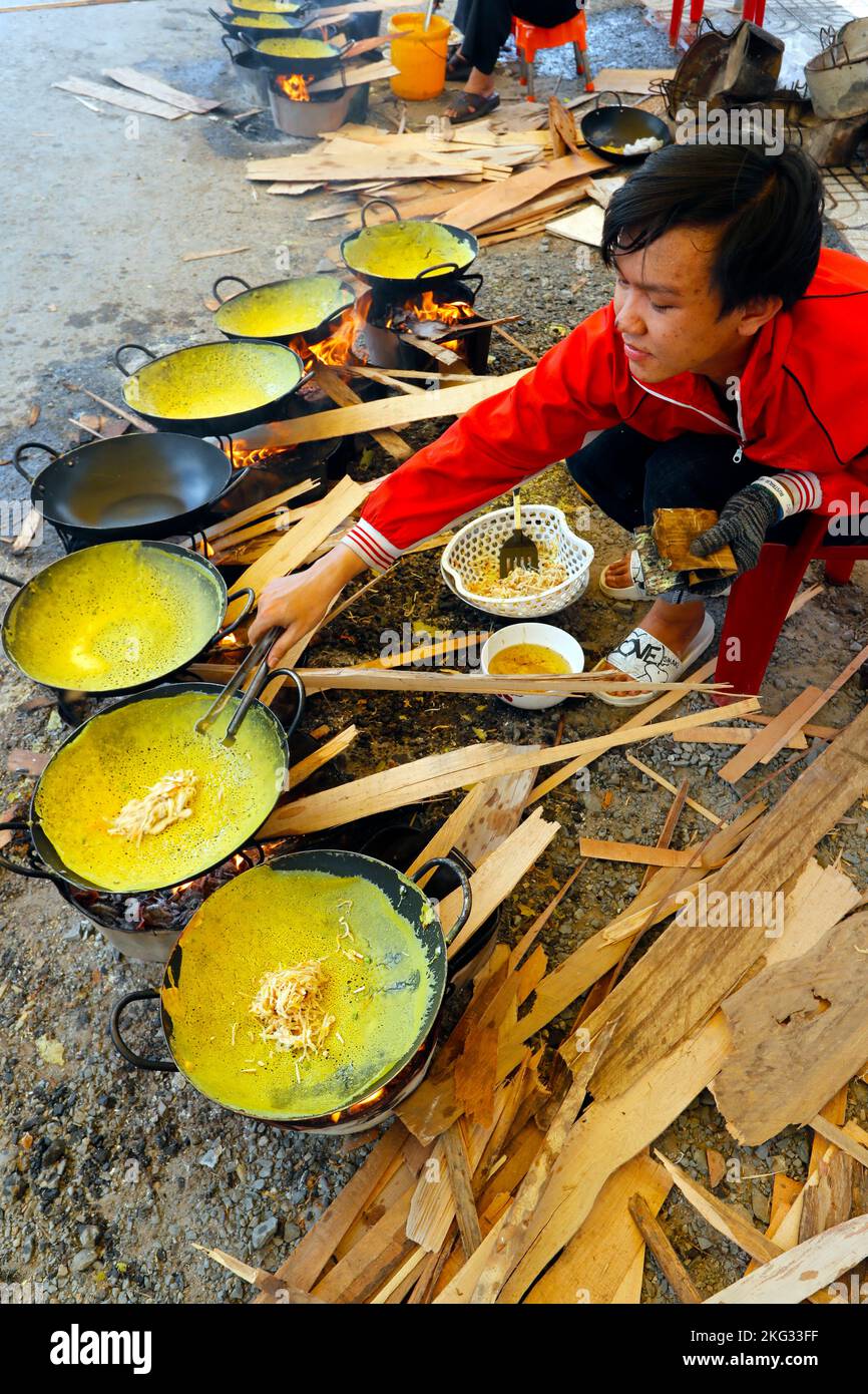 Cuisine de rue vietnamienne. Homme cuisant Banh Xeo la célèbre crêpe vietnamienne. Chau Havane. Vietnam. Banque D'Images