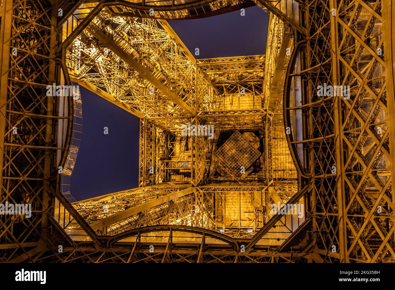 Un angle bas de la Tour Eiffel la nuit. Banque D'Images