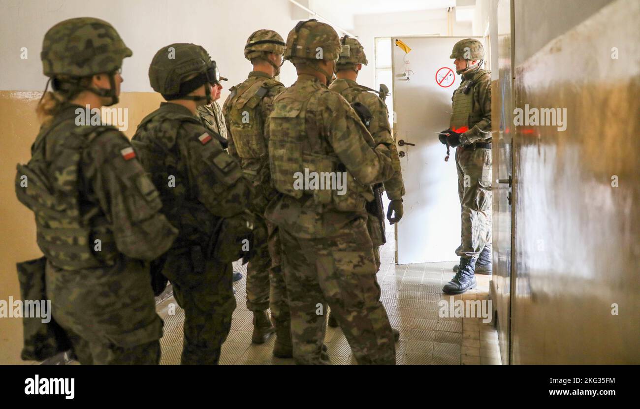 OTAN présence avancée renforcée Groupement tactique Pologne soldats affectés à la compagnie chaos, 3rd Bataillon, 8th Cavalry Regiment, 3rd Armored Brigade combat Team, 1st Cavalry Division (3-1 ABCT) sous le contrôle opérationnel de la 1st Infantry Division (1 ID) Aux côtés des forces armées polonaises 5th la Brigade Mazovienne de défense territoriale mène une orientation explosive en munitions lors de l'entraînement des opérations urbaines à Komorowo, en Pologne, le 26 octobre 2022. L'ABCT 3-1 est parmi les autres unités affectées à l'ID 1, travaillant fièrement aux côtés des alliés de l'OTAN et des partenaires régionaux de sécurité pour fournir des forces crédibles au combat Banque D'Images