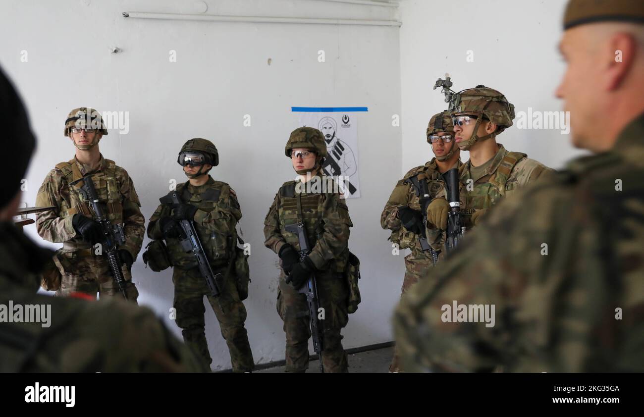 OTAN présence avancée renforcée Groupement tactique Pologne soldats affectés à la compagnie chaos, 3rd Bataillon, 8th Cavalry Regiment, 3rd Armored Brigade combat Team, 1st Cavalry Division (3-1 ABCT) sous le contrôle opérationnel de la 1st Infantry Division (1 ID) Aux côtés des forces armées polonaises 5th la Brigade Mazovienne de défense territoriale reçoit une orientation explosive en munitions lors de l'entraînement des opérations urbaines à Komorowo, Pologne, le 26 octobre 2022. L'ABCT 3-1 est parmi les autres unités affectées à l'ID 1, travaillant fièrement aux côtés des alliés de l'OTAN et des partenaires régionaux de sécurité pour fournir des forces crédibles au combat Banque D'Images