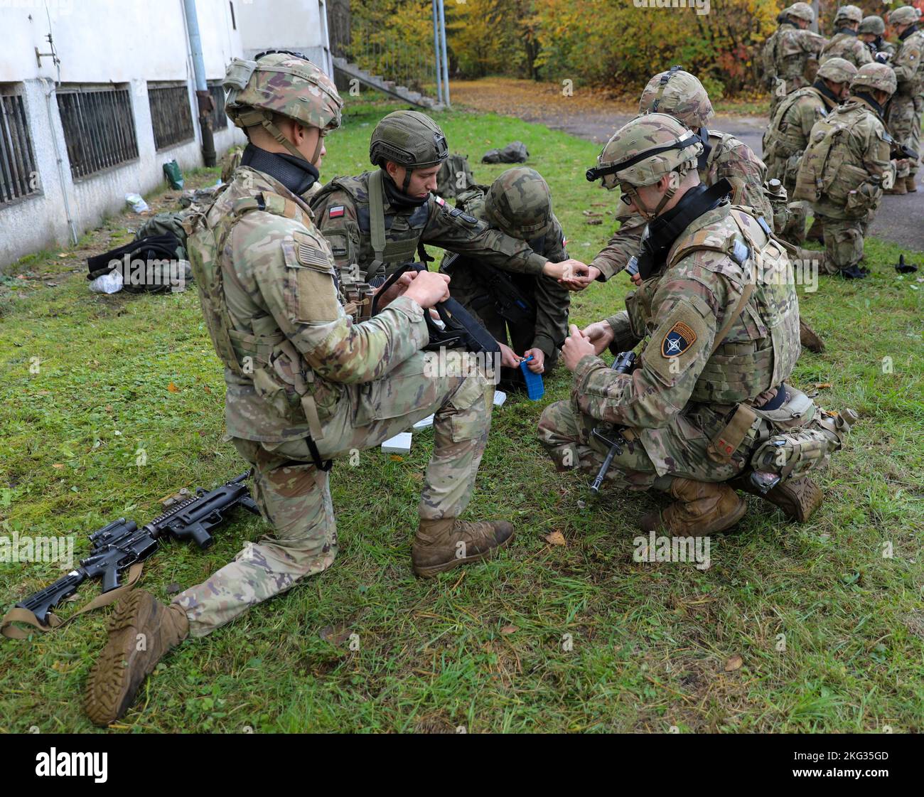 Présence avancée renforcée de l'OTAN les soldats du groupement tactique affectés à la compagnie chaos, 3rd Bataillon, 8th Cavalry Regiment, 3rd Armored Brigade combat Team, 1st Cavalry Division (3-1 ABCT), aux côtés des forces armées polonaises la brigade Mazovienne de défense territoriale 5th charge des munitions en caoutchouc lors de l'entraînement des opérations urbaines à Komorowo, Pologne, 26 octobre, 2022. L'ABCT de 3-1 est parmi les autres unités assignées à la Division d'infanterie de 1st, travaillant fièrement aux côtés des alliés de l'OTAN et des partenaires de sécurité régionaux pour fournir des forces crédibles au combat au V corps, le corps déployé avancé de l'Amérique en Europe. Banque D'Images