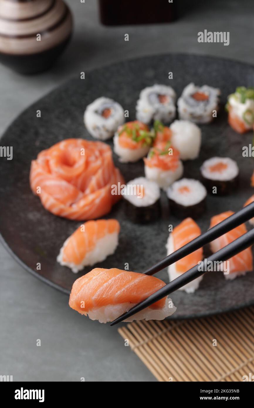 sushis et sashimis frais et délicieux Banque D'Images