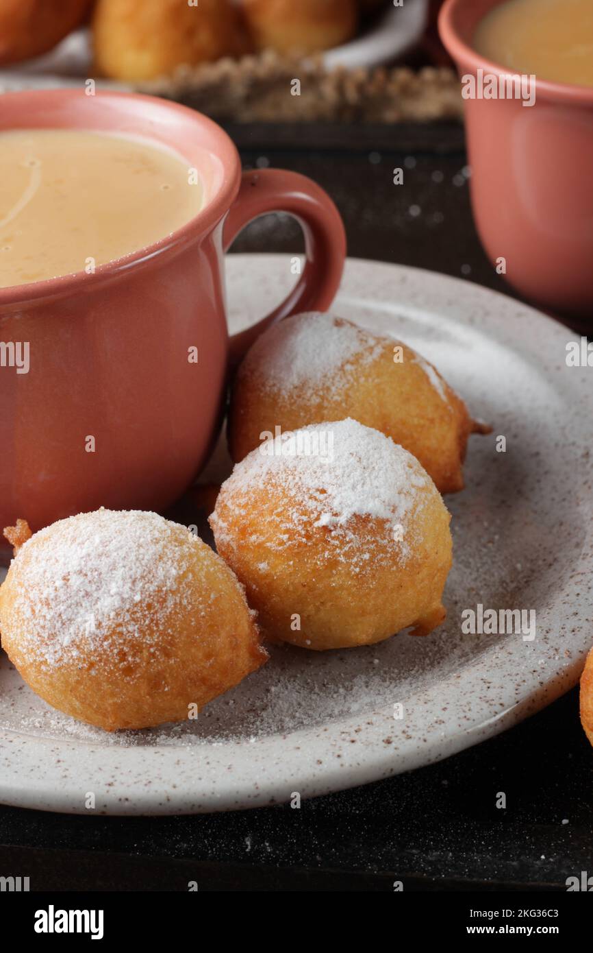 beignets colorés, farcis et savoureux Banque D'Images