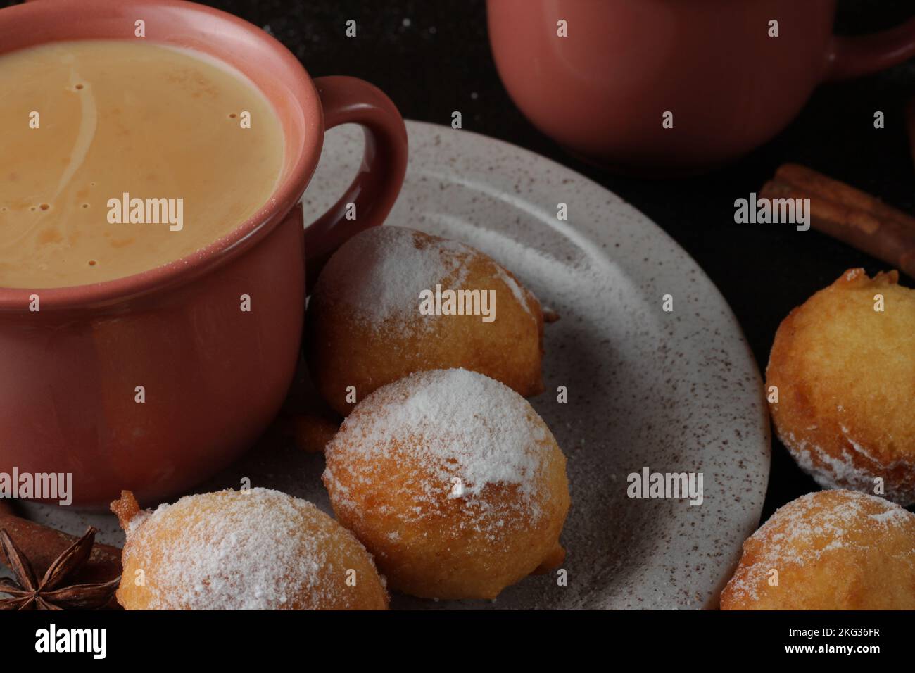 beignets colorés, farcis et savoureux Banque D'Images