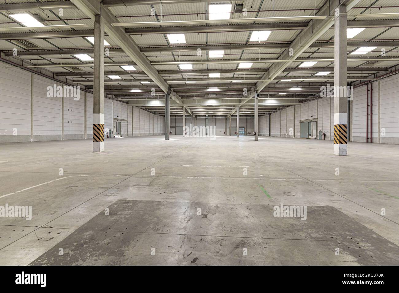 Photo à angle bas d'une zone vide d'un bâtiment intérieur commercial Banque D'Images