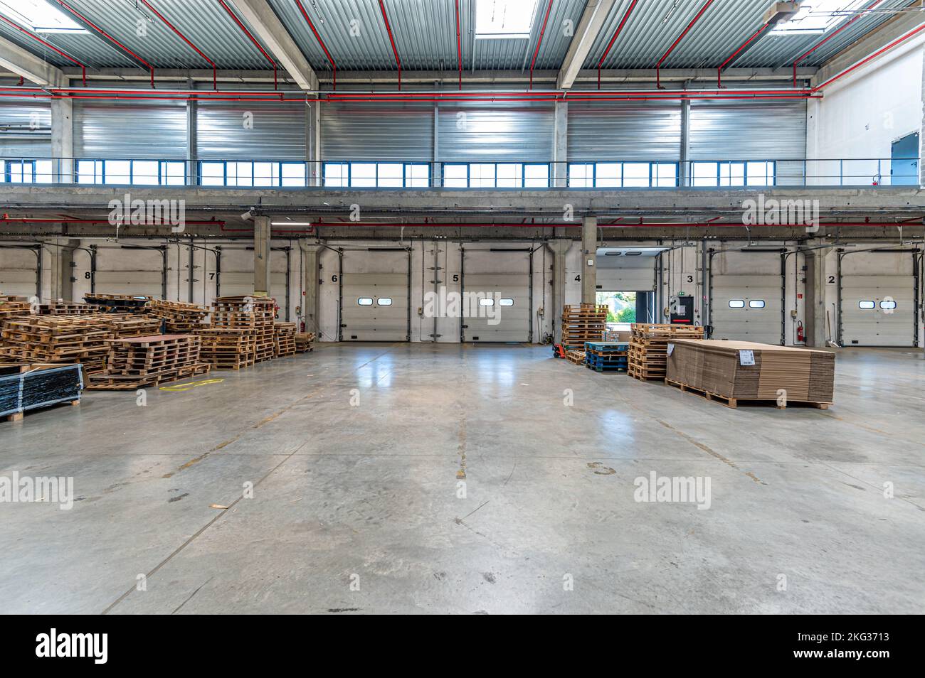 Plan à angle bas de la réserve dans l'entrepôt entouré de murs de galets d'obturation et de supports de stockage sur le sol Banque D'Images