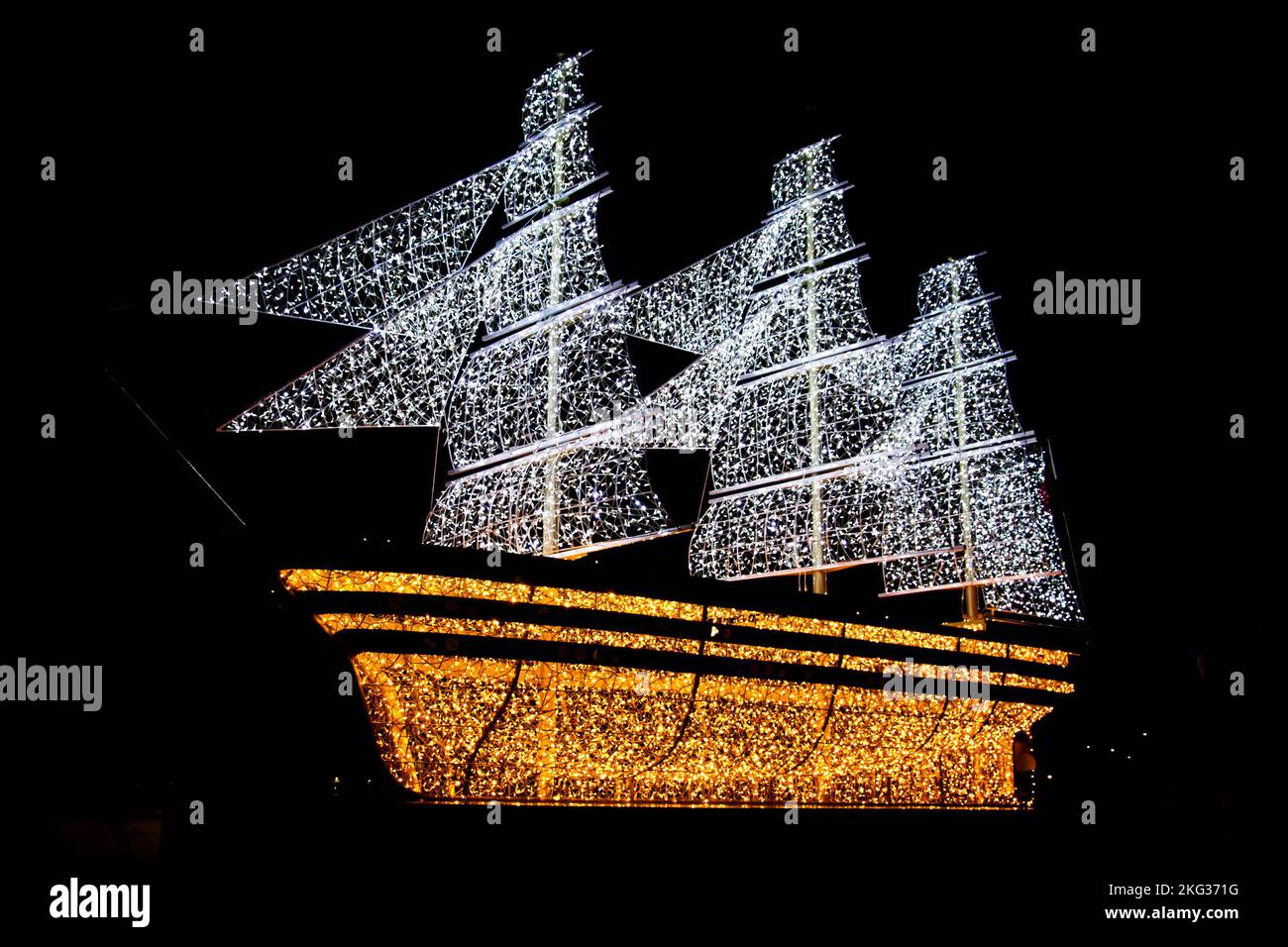 Des lumières de Noël dédiées au navire de la marine italienne Amerigo Vespucci, lors de l'événement de Noël appelé «contes de fées de lumière» qui a eu lieu dans la ville de Gaeta. Crédit: Vincenzo Izzo/Alamy Live News Banque D'Images