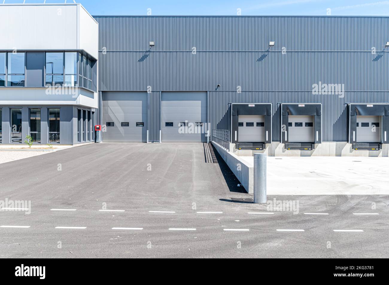 Rangée d'unités industrielles gris avec rideaux à lames. Banque D'Images