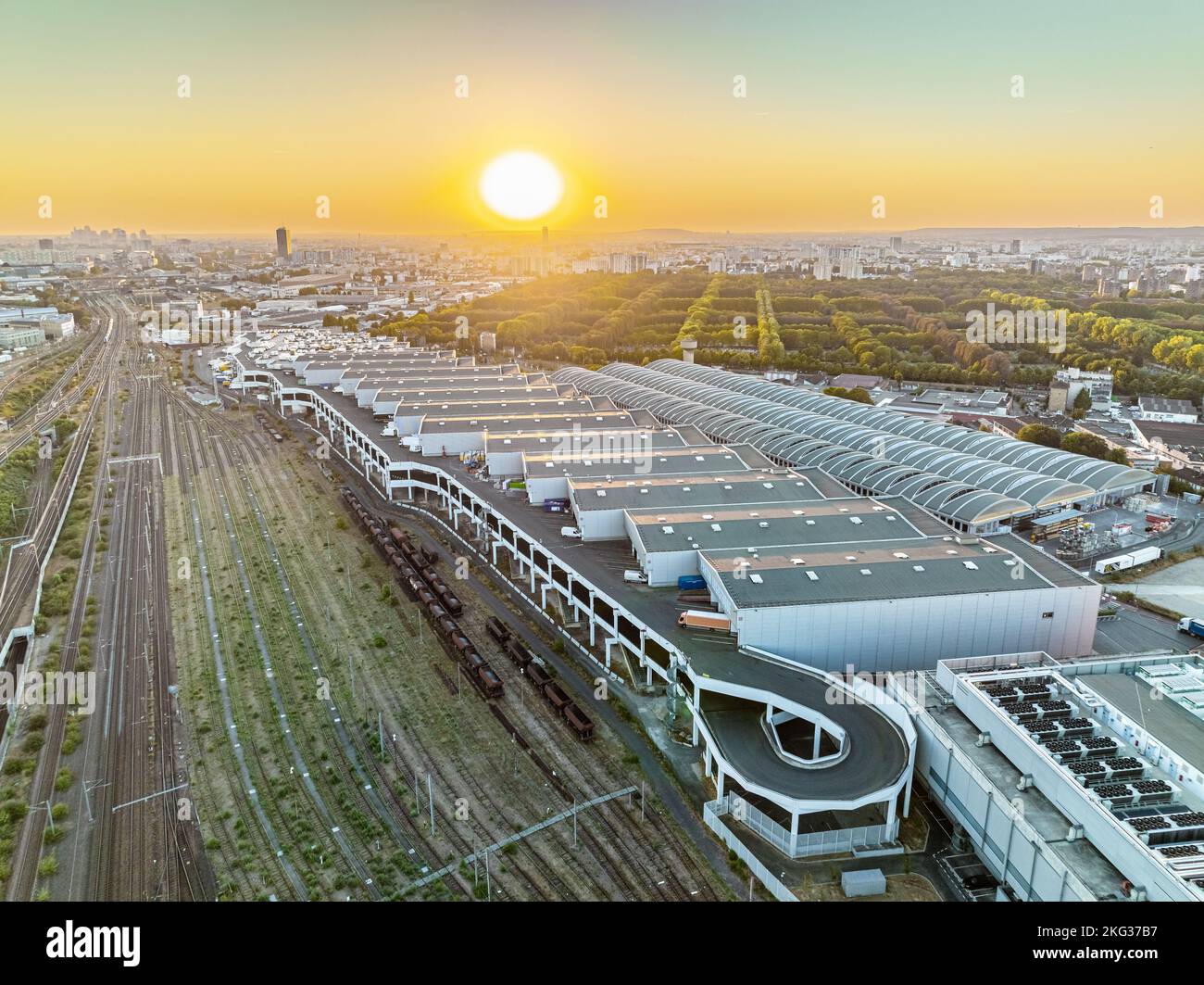 Vue aérienne du matin des propriétés industrielles zone très développée pour l'entretien des marchandises Banque D'Images