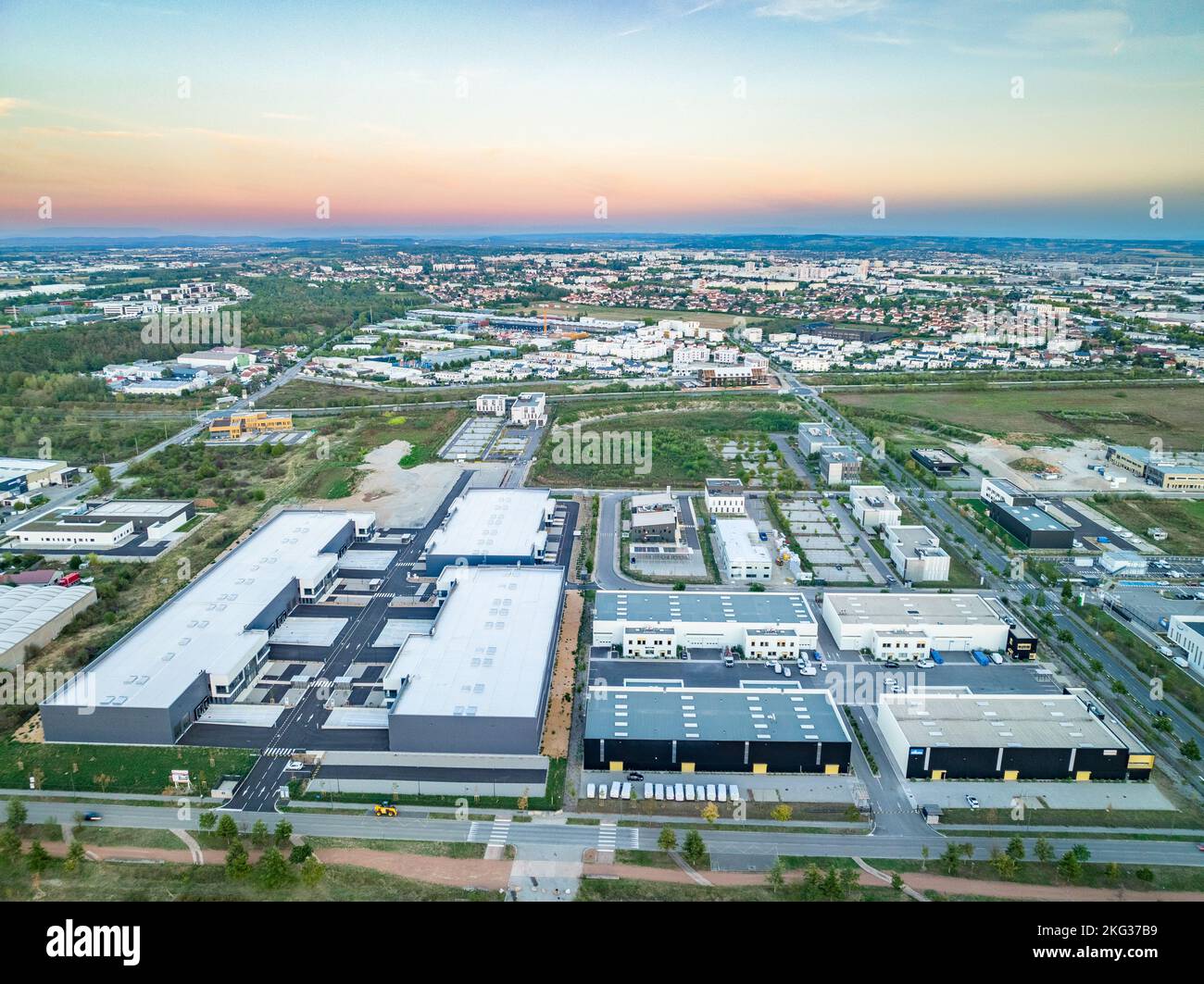 Vue aérienne de l'unité d'entrepôt de marchandises développées présentant des propriétés hautement entretenues pour le secteur du travail Banque D'Images