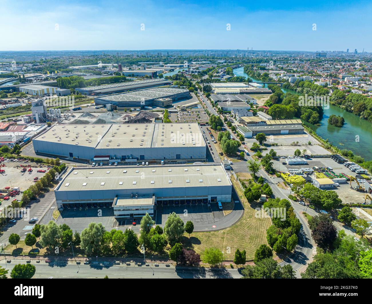 Tir de drone de l'entrepôt développé offrant une vue sur le lac et une végétation luxuriante Banque D'Images