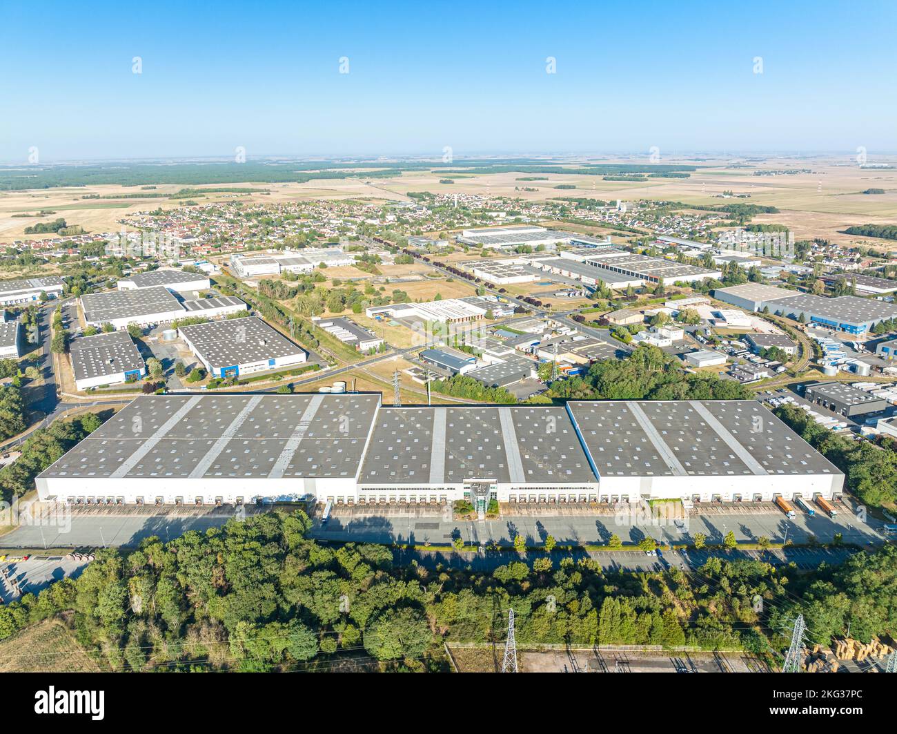 Vue en perspective d'une zone industrielle entourée d'une végétation luxuriante Banque D'Images