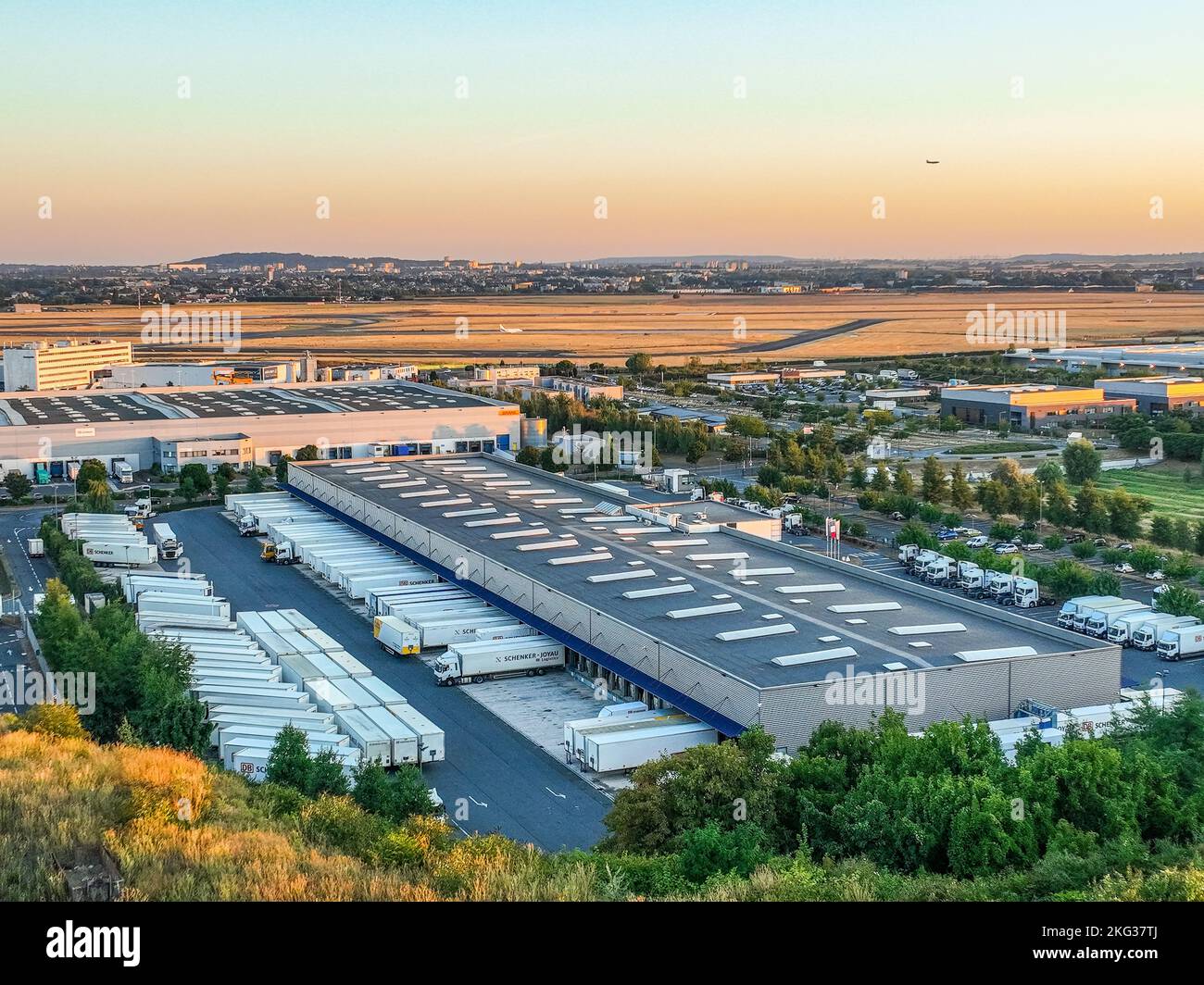 Vue aérienne du bâtiment industriel avec des camions stationnés dans la baie de chargement Banque D'Images