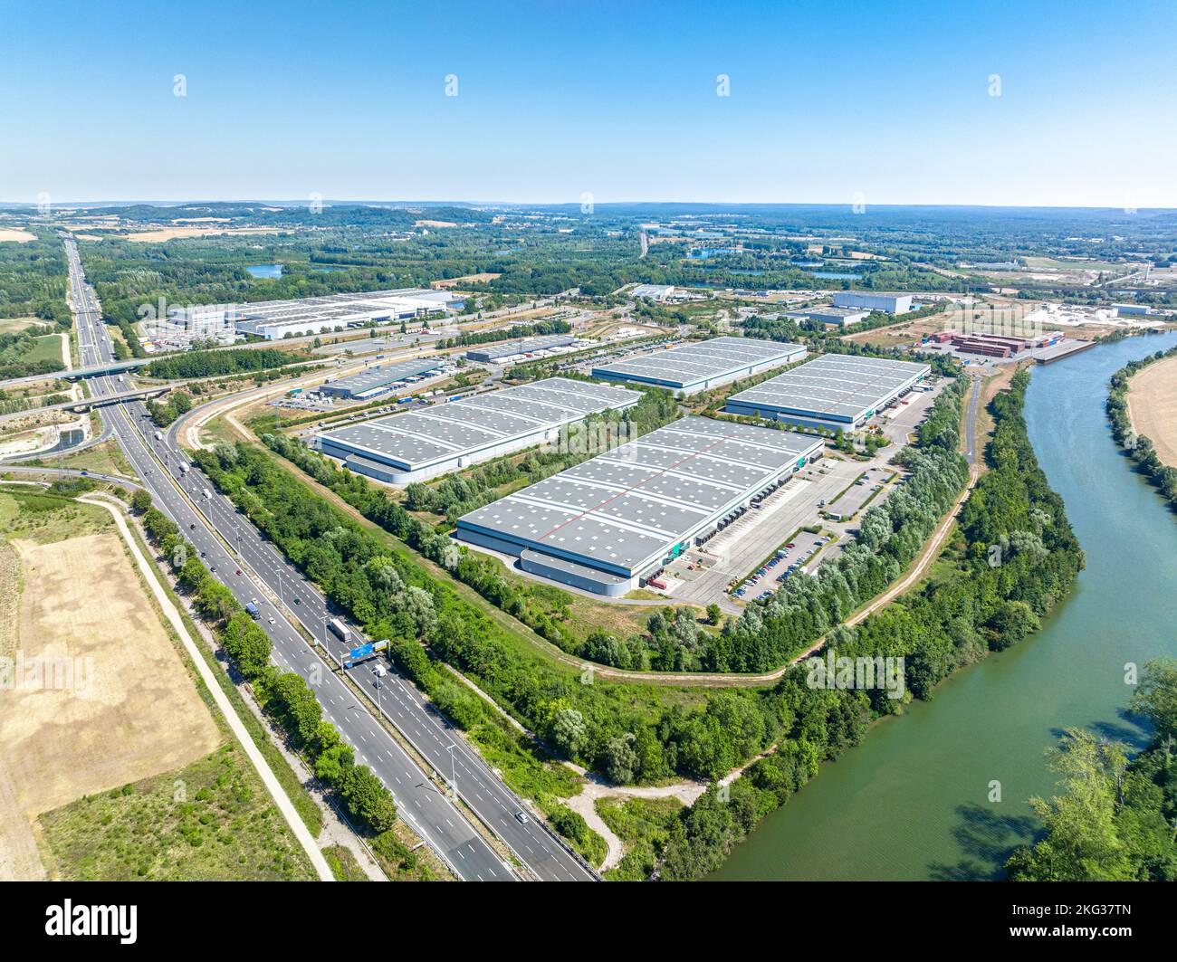 Vue panoramique aérienne du pont au-dessus de la rivière Banque D'Images