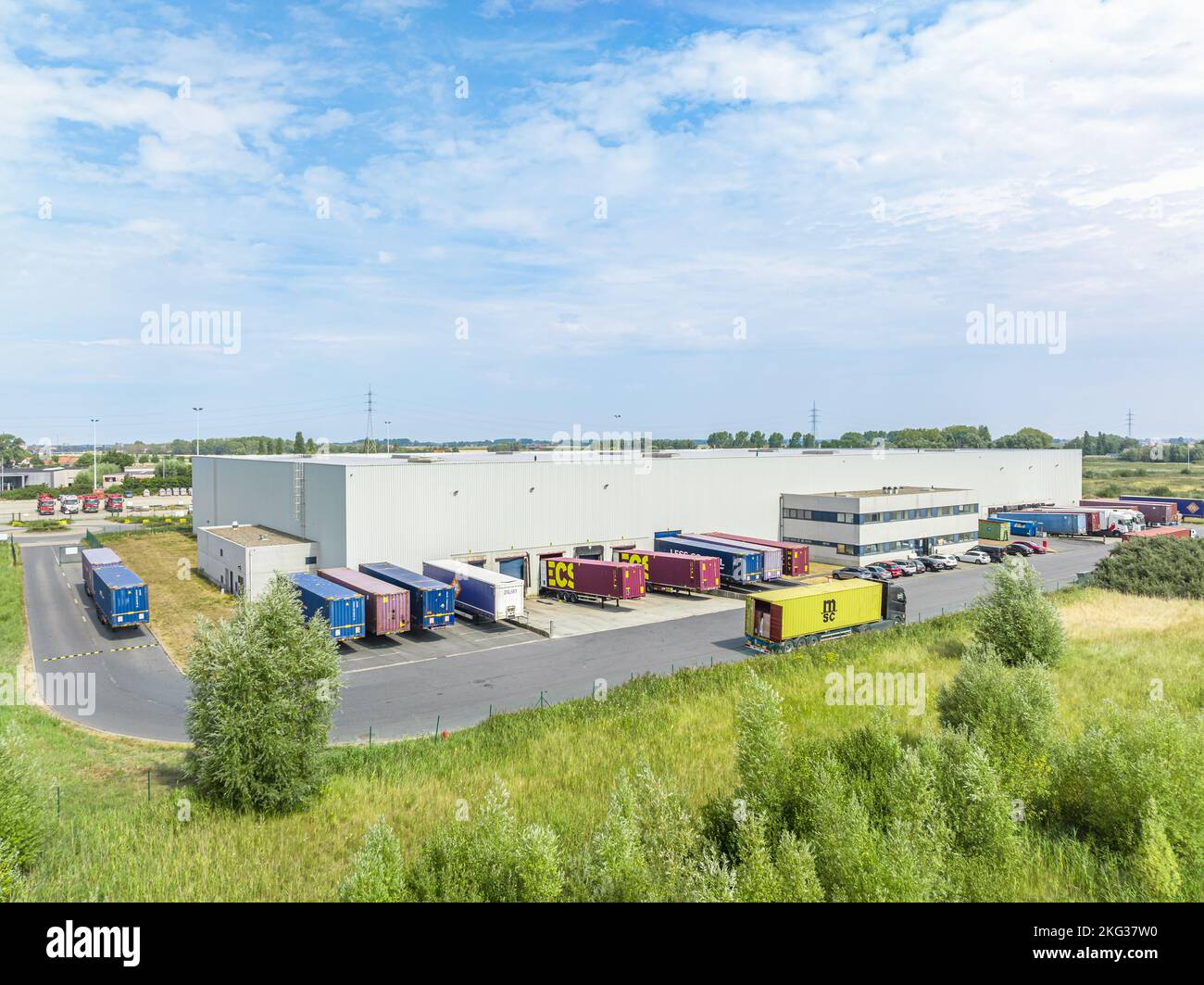 Tir de drone de la zone industrielle à l'extérieur du bâtiment camions stationnés Banque D'Images